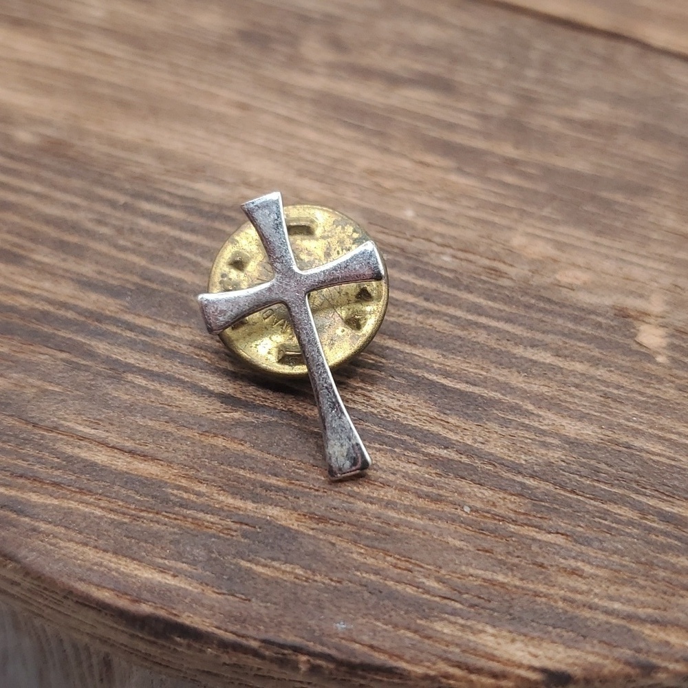 B674 cross lapel pin‎